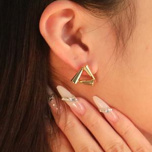 Boucles d'oreilles tendance personnalisées en acier inoxydable plaqué or 18 carats, motif géométrique triangulaire, étanches, pour femmes - Product Image 1