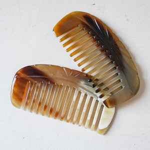 หวีผมทำจากเขาควายธรรมชาติ ขัดเงาอย่างดี ดีไซน์ซี่หวีแบบทำมือ ช่วยเร่งการเจริญเติบโตของเส้นผม ลดผมชี้ฟู และผมแตกหัก - Product Image 2