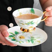 Service à thé en porcelaine fine Camélia Blanc avec bordure dorée, style Moyen-Orient, portable, comprenant théière, tasses, soucoupes, sucrier, crémier, support à gâteau, cuillère et coffret cadeau