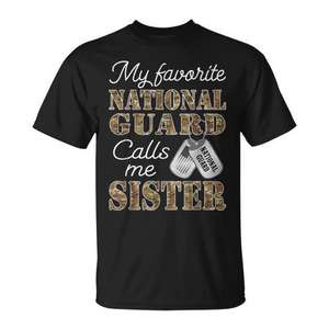 Camiseta con la frase "Mi guardia nacional favorita me llama hermana", regalo para familiares militares orgullosos - Product Image 1