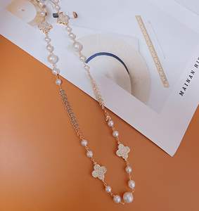 قلادة طويلة راقية للفتيات مطلية بالذهب عيار 14 قيراط بتصميم البرسيم مع لؤلؤ طبيعي باروكي - Product Image 6