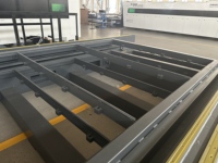 Machine de découpe laser à fibre CNC certifiée CE 6020 6000W avec table d'échange intégrée pour la découpe de l'acier au carbone et de l'acier inoxydable