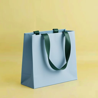 Sac cadeau en papier kraft de luxe bleu avec ruban Logo et taille personnalisables pour la Saint-Valentin Emballage de vêtements et de cadeaux