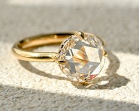 Anillo Sofisticado y Elegante de Estilo Europeo con un Diamante Redondo de Corte Rosa Cultivado en Laboratorio, Engastado en Oro Amarillo de 18K, IGIsweet