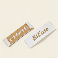 Étiquettes de vêtements personnalisées en polyester tissé et brodé, étiquettes de col personnalisées, douces, respectueuses de la peau, pliées au centre, écologiques, lavables