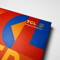 Brochure d'entreprise personnalisée avec logo gaufré à l'or, revêtement brillant UV, onglets de section codés par couleur, impression couleur, papier couché