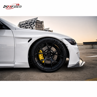 Kit carrosserie large Rocket Bunny pour BMW M3 E92 E93, comprenant pare-chocs avant, spoiler, ailes et aileron arrière en fibre de verre.