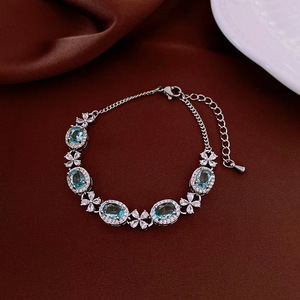 Bracelet tendance pour femmes européennes américaines haut de gamme Zircon exquis motif géométrique Trendy All-Match Niche Light Luxury Chain - Product Image 3