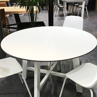 Table à café et à manger moderne et durable DEBO, avec dessus en stratifié imperméable pour une utilisation en extérieur