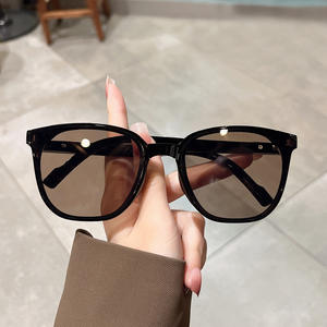 แว่นกันแดดแบบพับได้สำหรับทุกเพศกรอบพีซีสีดำเลนส์ Ac ป้องกันรังสียูวี 400 ประเภท 3 ที่บังแดดสไตล์ทรงกลมแบบพกพาสำหรับผู้ชายผู้หญิง - Product Image 3