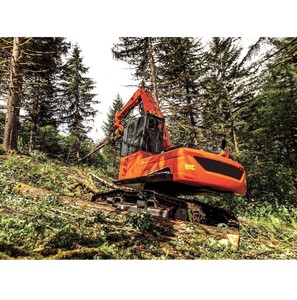 Chargeur de bois DEVELON DX380LL-5 de 51,5 tonnes pour la manutention de matériaux à haute fréquence dans des environnements extérieurs difficiles - Product Image 1