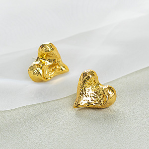 Pendientes de tuerca de latón chapados en oro de 18 quilates al por mayor, joyería Vintage, pendientes de tuerca de moda con corazón martillado para mujer - Product Image 1