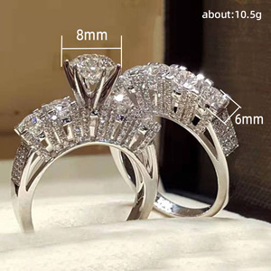 Anello di fidanzamento da donna in oro bianco con diamante taglio brillante rotondo colore D naturale e pietre laterali - Gioielli - Product Image 2