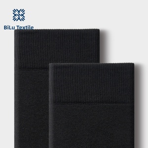 BiLu Top Qualité Solide Crew Chaussettes Noir Blanc Couleur Doux Respirant Mi-Mollet Chaussettes Élastique Conception de Manchette pour un Usage Décontracté Quotidien - Product Image 3