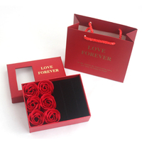 Boîte cadeau en papier noir pour bijoux, avec fleurs de savon rose, pour boucles d'oreilles carrées simples et collier, pour la Saint-Valentin