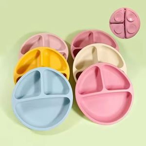 Ensemble de vaisselle en silicone personnalisé avec motif de dessin animé, assiette et bol antidérapants à ventouse, assiettes de service, bavoirs pour bébé - Product Image 1