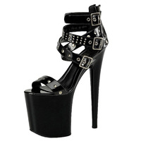 Sandales à talons hauts compensés en cuir verni noir pour femme, à bout ouvert, avec lanières multi-rivets, bride de cheville, boucle et fermeture éclair arrière, talon aiguille