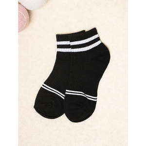 Chaussettes de course noires sportives pour femmes avec logo personnalisable anti-bactérien Jacquard de compression numérique résistant à la sueur - Product Image 1
