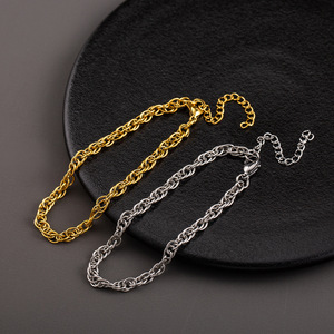 Pulsera de Cadena Trenzada Minimalista de Acero de Titanio Chapada en Oro, Joyería Unisex - Product Image 1