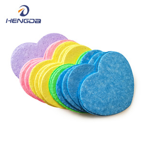 Hengda Wood Pulp Cotton Face Puff en forme de cœur 60x51mm multicolore biodégradable pour le nettoyage du visage - Product Image 1