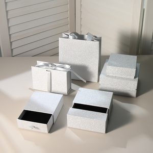 Caja de Regalo de Lujo en Forma de Libro con Papel Plateado Brillante, Cierre Magnético, Tapa Abatible y Lazo de Cinta para Joyería y Bodas - Product Image 3