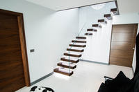 Prima Escalier droit flottant avec support suspendu invisible, marches en bois étanches, barre métallique noir mat, pour villa