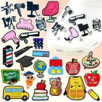 Outils de coiffeur drôles Ensemble de breloques de chaussures en PVC Brosse à cheveux Fer à friser Salon Thème Sabots Accessoires pour DIY Idées cadeaux Charme de chaussure