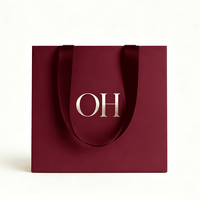 Sac shopping en papier bordeaux premium avec logo estampé à chaud et poignée en ruban, personnalisé pour l'emballage cadeau de marques de luxe