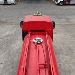 รถบรรทุกน้ำมัน HOWO TX 4x2 12000 ลิตร พร้อมหัวจ่ายสำหรับส่งและเติมน้ำมันเชื้อเพลิงที่เป็นอันตราย - Product Image 4