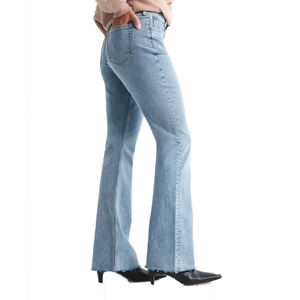 Jeans clásicos de corte bootcut para mujer con tiro medio y abertura de pierna favorecedora para un uso diario versátil y un estilo casual atemporal. - Product Image 4