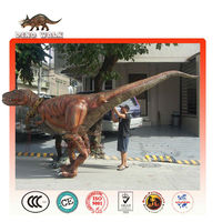 Park etkinliği dinozor kostümü ile gerçekçi yürüyüş göster