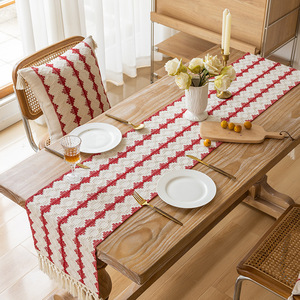 Chemin de table brodé élégant, motif de cœurs rouges et blancs, tissu en polyester lavable pour salon et salle à manger - Product Image 2