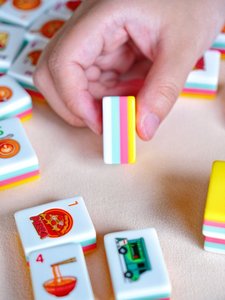 Set di 160 Tessere Mahjong Americane per Serate di Gioco in Famiglia, con Tappetino, Supporto e Scatola, Tessere in Acrilico a 4 Livelli - Product Image 4