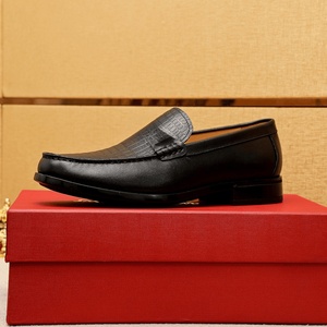 Mocassini da Uomo di Alta Qualità, in Pelle Bovina Goffrata con Motivo Coccodrillo, Superficie in Pelle Durevole e di Facile Manutenzione, Ferragamo - Product Image 4