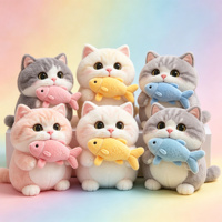 Peluche chat mignon tenant une poissonnette, poupée chaton en peluche douce, peluche animale personnalisée pour cadeau et décoration