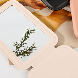 <span class=keywords><strong>Espejo</strong></span> de tocador compacto de cuero Pu <span class=keywords><strong>con</strong></span> logotipo personalizado al por mayor, <span class=keywords><strong>espejo</strong></span> de maquillaje de viaje plegable de bolsillo <span class=keywords><strong>para</strong></span> mujeres y <span class=keywords><strong>niñas</strong></span> - Product Image 2