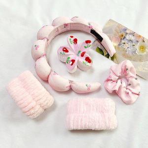 Ensemble de bandeaux spa à pois cerise mignons avec chouchou assorti et pince à cheveux fleurie pour le soin de la peau, le lavage du visage, le spa, le maquillage et le yoga - Product Image 5