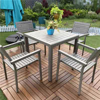 Ensemble table et chaise pliantes modernes en aluminium, design plastique et bois simple, pour les repas en plein air, la cour et le jardin.