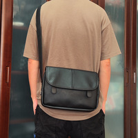 Sac bandoulière messager vintage personnalisé OEM ODM pour homme avec double rabat, sac à l'épaule doux au toucher pour les voyages de week-end et le style décontracté urbain