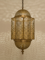 Lustre suspendu élégamment décoré en laiton antique au design arabe, finition dorée, décoration de luxe moderne pour la maison