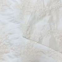 Tissu en dentelle florale brodée ivoire de qualité supérieure avec bordure festonnée pour robes de mariée de luxe, robes de soirée et couture