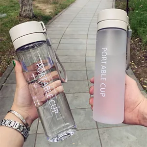 2024 800ml Gimnasio portátil Claro logotipo personalizado Taza para beber Botella de agua deportiva de plástico transparente esmerilado con tapa y cuerda
