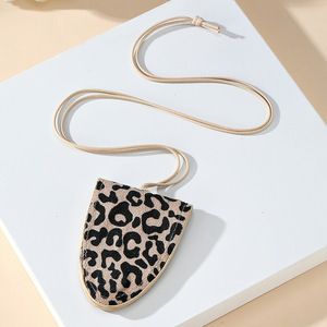 Étui à lunettes avec chaîne de cou imprimée léopard, pour lunettes et support de masque, forme irrégulière, 52x5.8cm, blanc laiteux, marron foncé, noir - Product Image 3