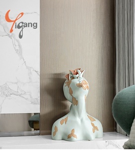 Escultura de Fibra de Vidrio de Mujer Semi-Desnuda, Diseño Personalizado en Resina, para Exhibición Artística - Product Image 1