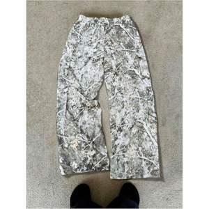 กางเกงคาร์โก้ลายพรางผู้ชายทรงหลวม เอวยางยืด มีเชือกผูก ระบายอากาศได้ดี มีกระเป๋าหลายช่อง สไตล์สตรีทแวร์ - Product Image 4