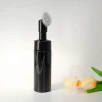 Flacon pompe en plastique noir de 150 ml à épaule plate pour mousse nettoyante avec brosse en silicone