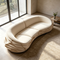 Canapé Sculptural Ondulé Empilé avec Cadre en Fibre de Verre, Forme Courbe Irrégulière, en Flanelle Crème – Mobilier de Designer pour Salon de Villa