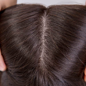 Perruque de cheveux humains Remy européens bruns naturels de qualité supérieure-<span class=keywords><strong>5</strong></span>*<span class=keywords><strong>5</strong></span>/4*4 Perruque de base en soie, conception sans colle avec effet de cuir chevelu réel - Product Image 2