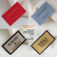 Étiquettes tissées haute densité personnalisées (forme rectangulaire en polyester) pour vêtements féminins, fabriquées à Guangzhou