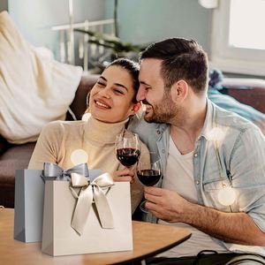 ถุงกระดาษของขวัญพิมพ์ลายตามสั่ง ถุงกระดาษช้อปปิ้งสุดหรู ขายส่ง พร้อมโลโก้ของคุณเอง สำหรับธุรกิจเสื้อผ้า - Product Image 5